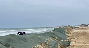 Защитный вал вдоль берега в Анапе. Скриншот фото из Telegram-канала оперштаба Краснодарского края от 20.11.25, https://t.me/opershtab23/14452