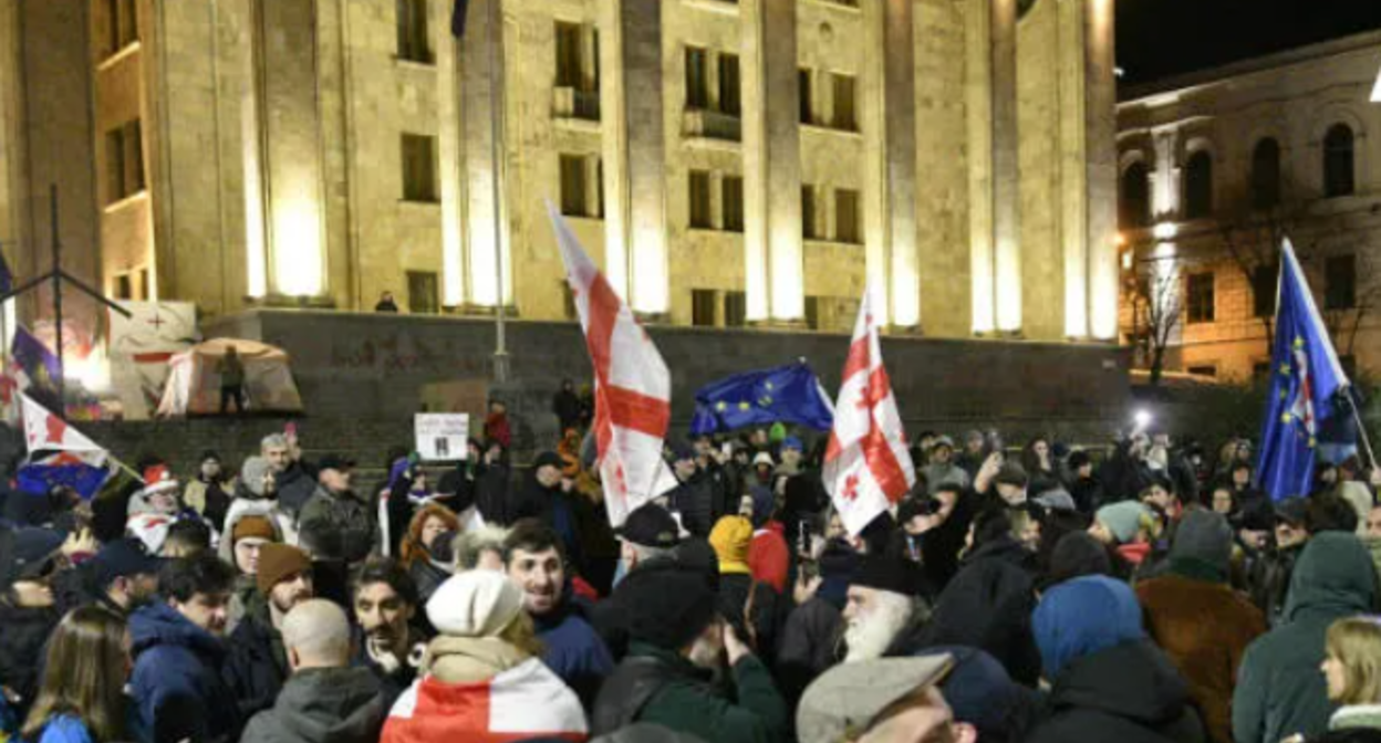 Акция протеста у парламента Грузии. Скриншот фото "Интерпрессньюс" от 14.12.25, https://www.interpressnews.ge/ru/article/172255-u-zdaniia-parlamenta-gruzii-prokhodit-aktsiia-protesta