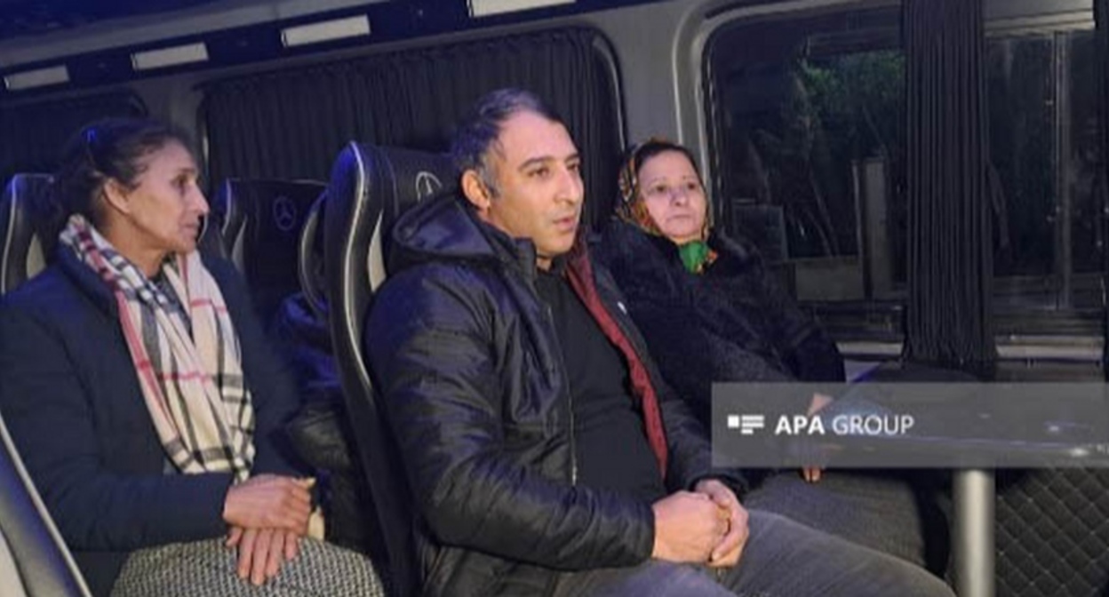 Азербайджанские переселенцы. 17 декабря 2025 года. Фото: АПА https://ru.apa.az/sotsium/v-gorod-lacin-posyolki-gadrut-i-gyrmyzy-bazar-xodzavendskogo-raiona-a-takze-v-selo-xydyrly-agdamskogo-raiona-otpravleny-ocerednye-gruppy-pereselencev-630496