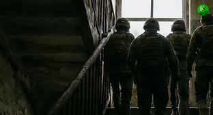 Военные на СВО. Иллюстрация создана «Кавказским узлом» с помощью ИИ в программе Copilot