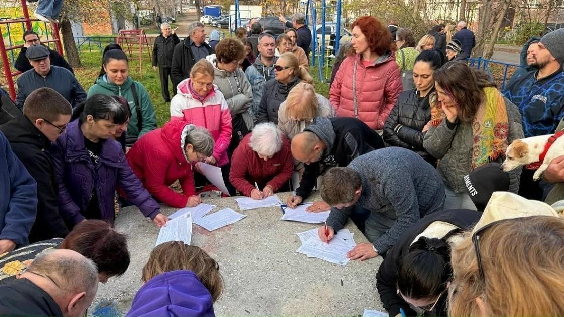 Жители улицы Курчатова обратились с требованием отправить в отставку главу Краснодара.  18 декабря 2025 г. Фото: Красный темник (Александр Сафронов) / https://t.me/redtemnik/6292