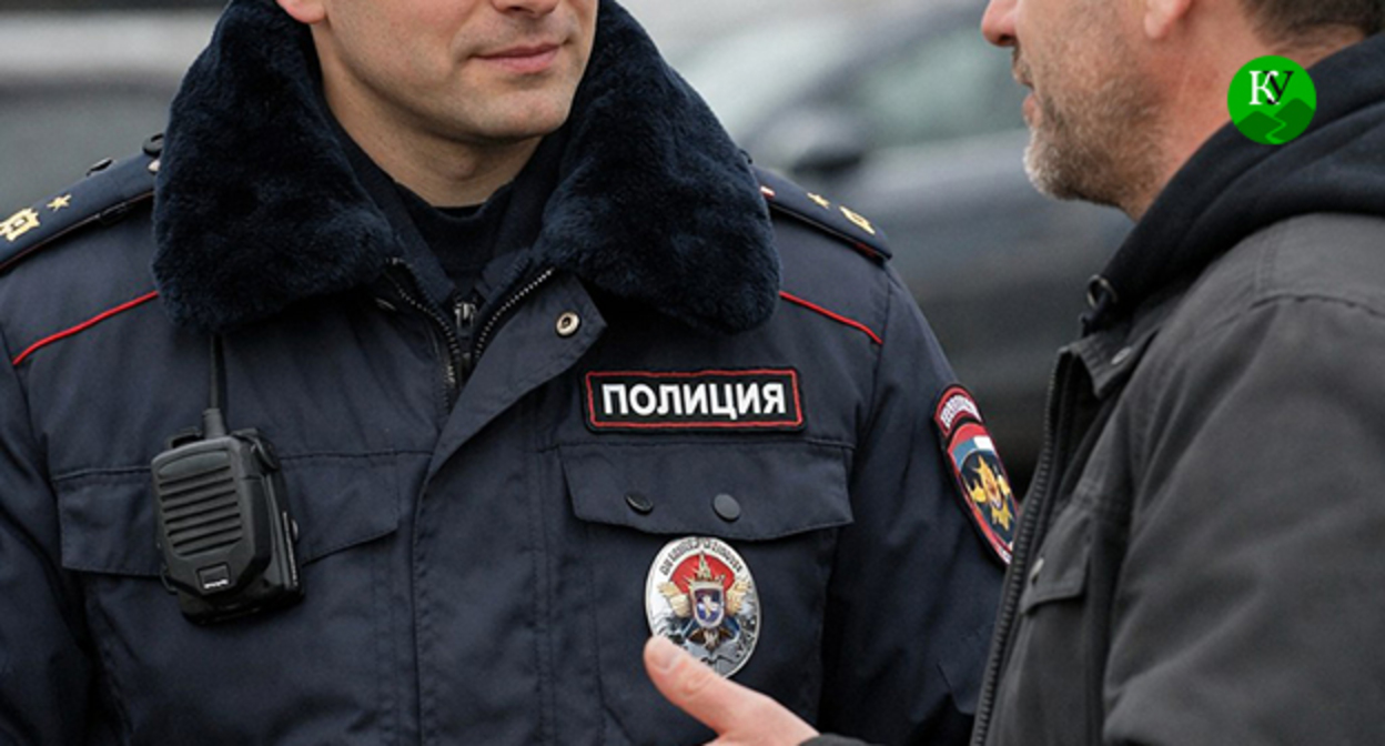 Сотрудник полиции общается с мужчиной. Иллюстрация "Кавказского узла" созданная ИИ при помощи программы Copilot