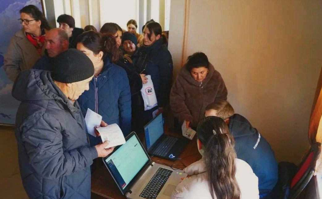 Карабахские беженцы в очереди за гуманитарной помощью. Скриншот фото из Telegram-канала Мики Бадаляна от 20.12.25, https://t.me/mikayelbad/45241.