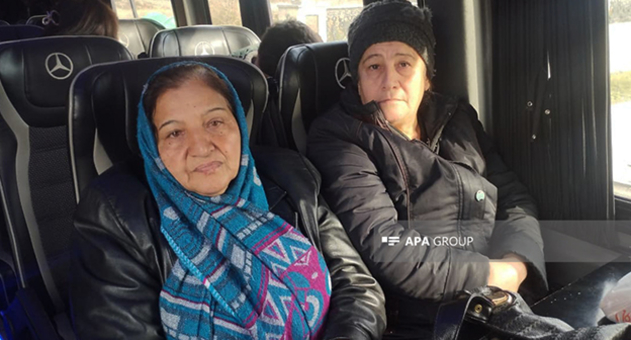 Возвращение азербайджанских семей в село Гасанриз. Фото: APA https://apa.az/sosial/agderenin-hesenriz-kendine-novbeti-koc-karvani-yola-salinib-foto-931718