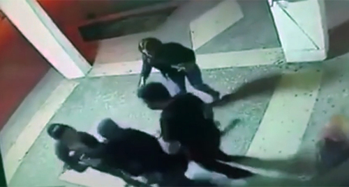 Силовики выталкивают Диану Ципинову из отделения полиции. 2020 г. Скриншот видео "Кавказского узла" https://www.youtube.com/watch?v=Df9Byl6WQmw