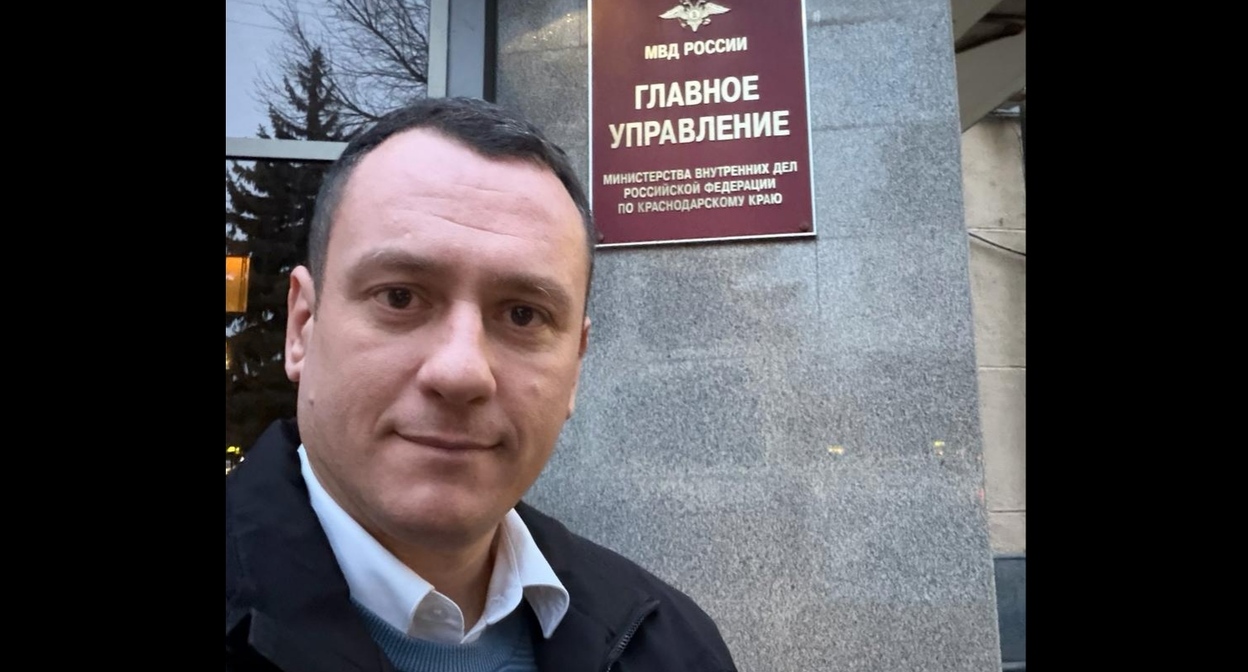 Александр Сафронов на фоне вывески  управления МВД по Краснодарскому краю. Фото из телеграм-канала Александра Сафронова https://t.me/redtemnik/6312