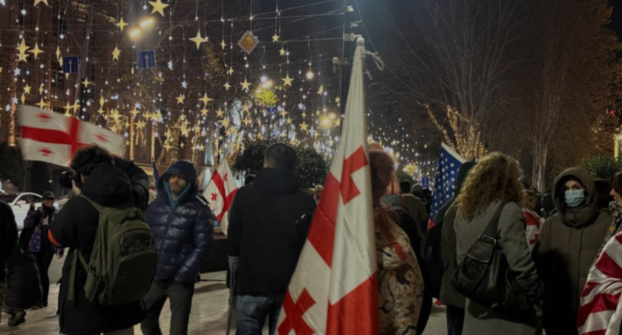 Акция протеста в Тбилиси. Скриншот фото телекомпании "Пирвели" от 28.10.25, https://tvpirveli.ge/ka/siaxleebi/sazogadoeba/118123-ar-gavcherdebit-rustavelis-gamzirze-moqalaqeebi-ikribebian