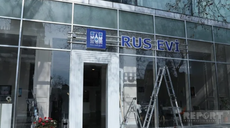 Демонтаж вывески Русского дома в Баку. Скриншот фото Oxu.Az от 11.02.25, https://oxu.az/ru/politika/vyvesku-russkogo-doma-v-baku-demontiruyut