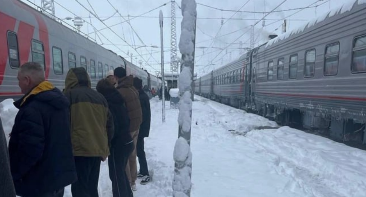 Пассажирам пришлось много часов провести в ожидании отправки. Скриншот фото V1 от 02.01.26, https://t.me/newsv1/88897