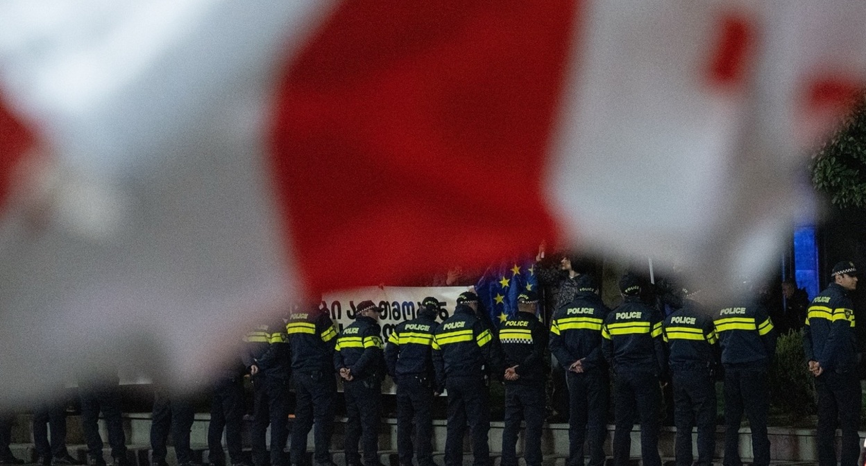 Полицейские на проспекте Руставели, 7 ноября 2025 года. Фото: Mindia Gabadze / Publika