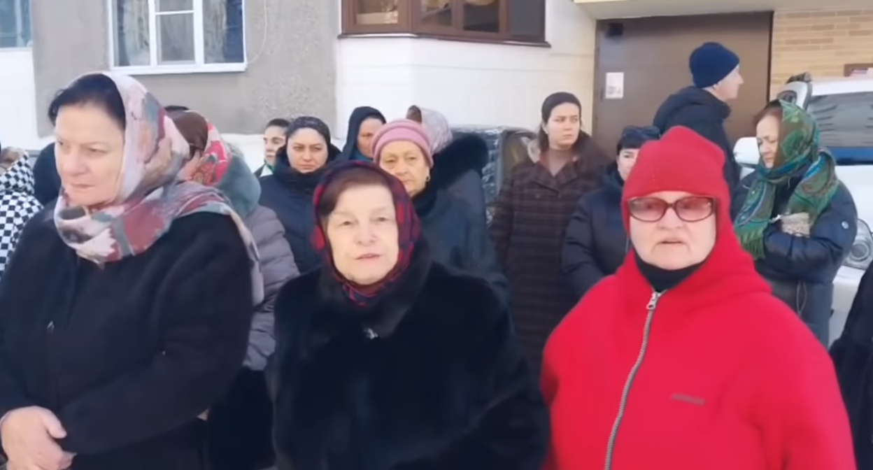 Жители улицы Кулиева обратились к Кокову. Стоп-кадр видео из YouTube-канала "Сделано в КБР" от 03.01.26, https://www.youtube.com/watch?v=0w7TUnUNsQc