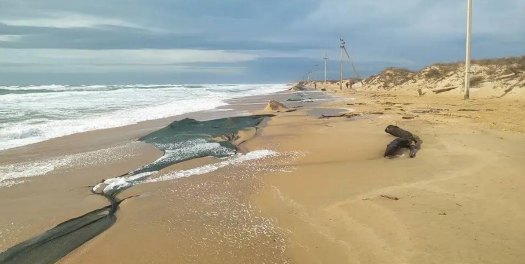 Остатки защитного вала на Бугазской косе. Скриншот фото из Telegram-канала "Сети, сито, лопата" от 03.01.26, https://t.me/setisitolopata/2205.