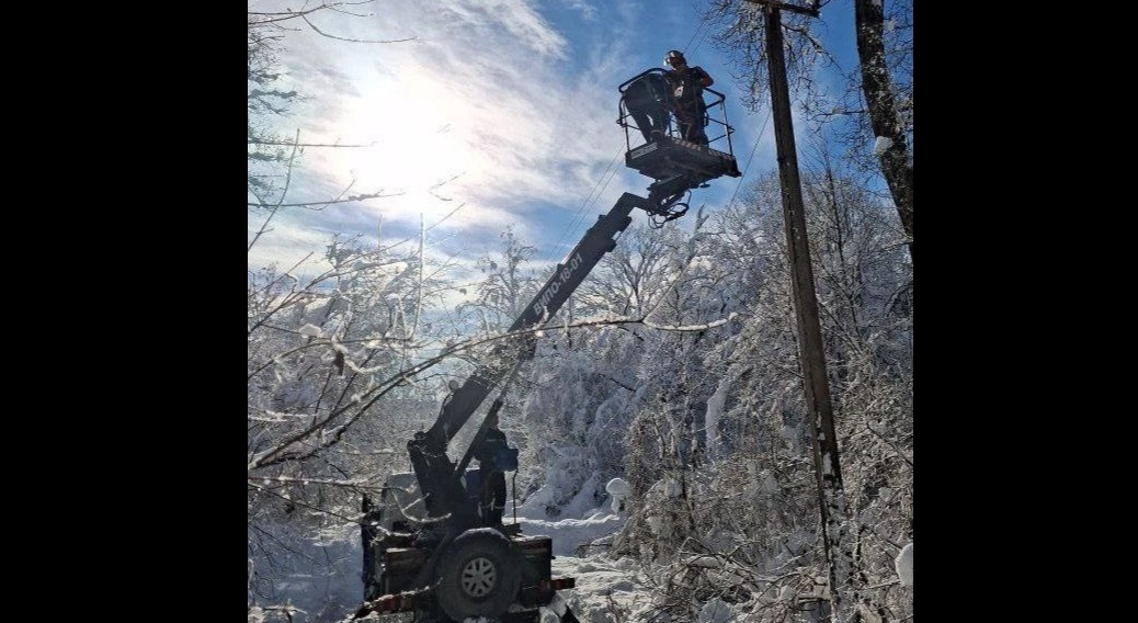 Электрики устраняют последствия непогоды в Адыгее. Фото из телеграм-канала главы Майкопского района https://t.me/mr_snd01/2538