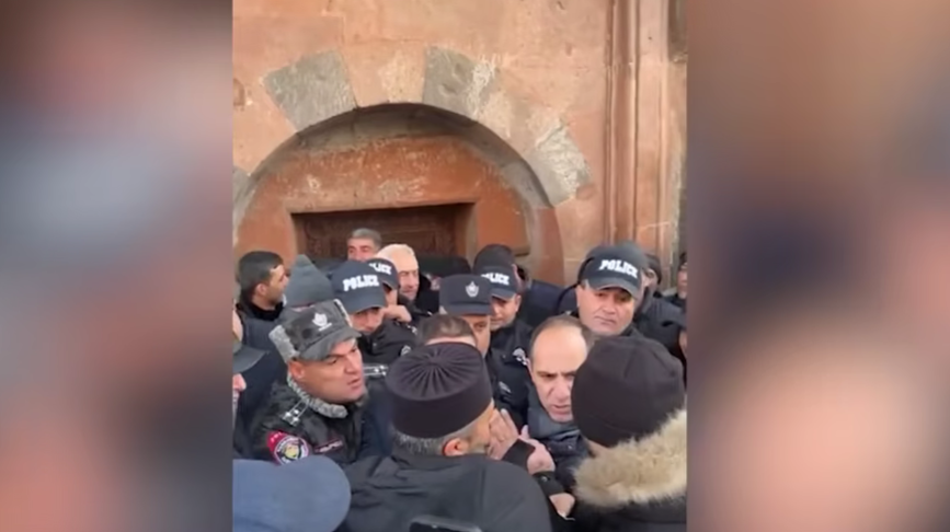 Противостояние у церкви в Талине. Стоп-кадр видео News.Am от 06.01.25, https://news.am/rus/news/923782.html