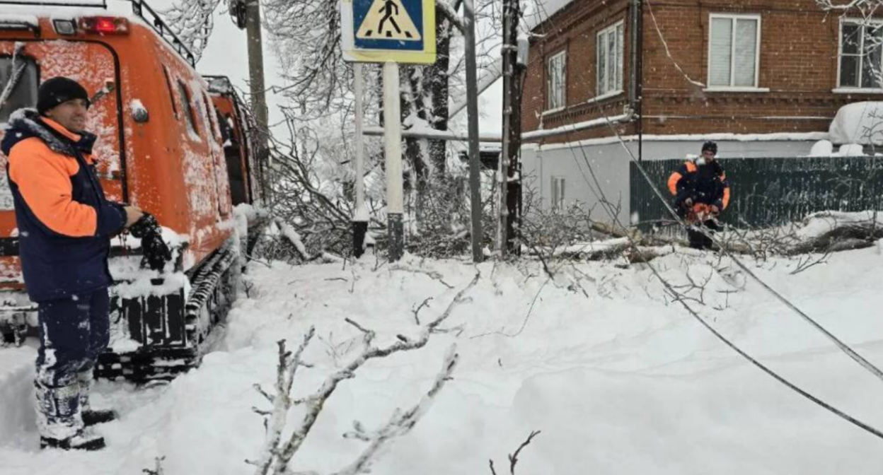 Упавшие провода в Майкопе. Скриншот фото из Telegram-канала администрации Майкопа от 05.01.26, https://t.me/maikop_adm/16338.
