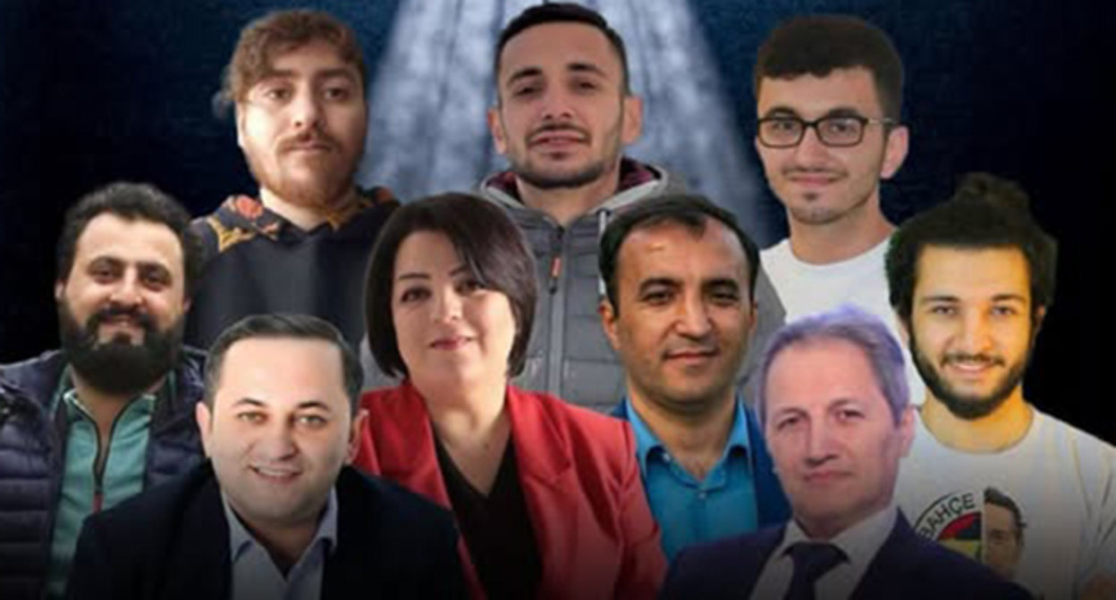 Журналисты Toplum TV. Фото: https://www.facebook.com/MeydanTelevision/posts/toplum-tv-bundan-sonrak%C4%B1-f%C9%99aliyy%C9%99tini-%C3%B6lk%C9%99-xaricind%C9%99-ya%C5%9Fayan-jurnalistl%C9%99r-vasit%C9%99/1037970041696351/ принадлежит компании Meta деятельность которой запрещена в России