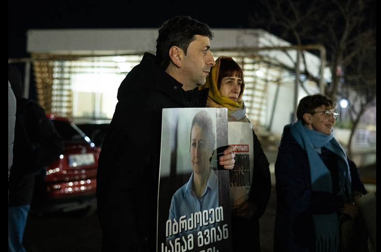 Участники акции в поддержку Мзии Амаглобели. Скриншот фото Publika от 11.01.26, https://www.facebook.com/photo?fbid=1651738062892404&set=pcb.1651738166225727 (деятельность компании Meta, владеющей соцсетью, запрещена в России).