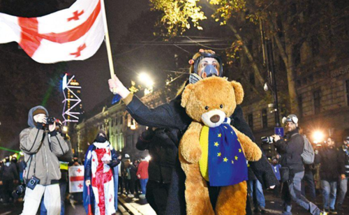 Нина Сандер на акции протеста в Тбилиси. Телекомпания Pirveli / https://tvpirveli.ge/ka/siaxleebi/sazogadoeba/119033-tsikheshi-gashishvlebas-mtkhovdnen-nana-sanderi-shimshilobis-datskebas-aano