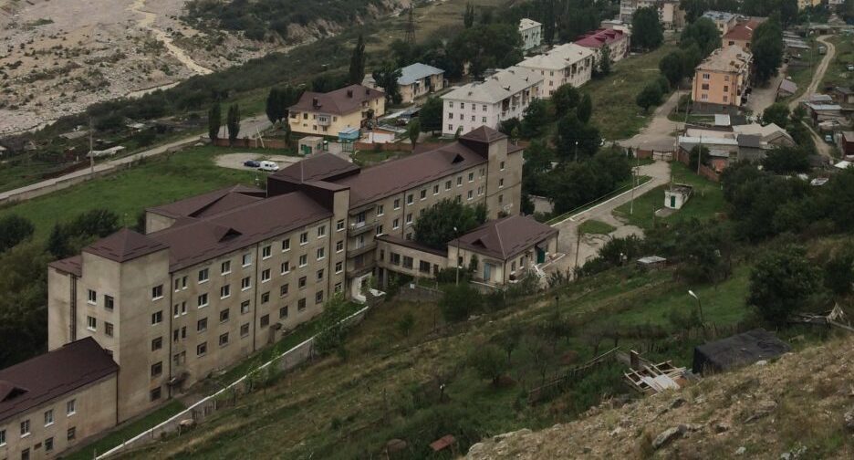Здание больницы в Тырныаузе. Фото: официальный сайт ГБУЗ «ЦРБ» Эльбрусского района