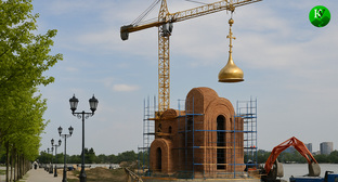 Строительство храма. Иллюстрация создана «Кавказским узлом» с помощью ИИ в программе Copilot