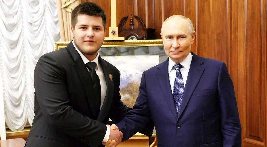 Адам Кадыров и Владимир Путин. Скриншот публикации на странице пользователя Dustum (kadyrov / Instagram*)