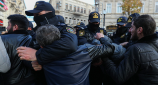 Сотрудники полиции задерживают активистов. Фото Азиза Каримова для "Кавказского узла"