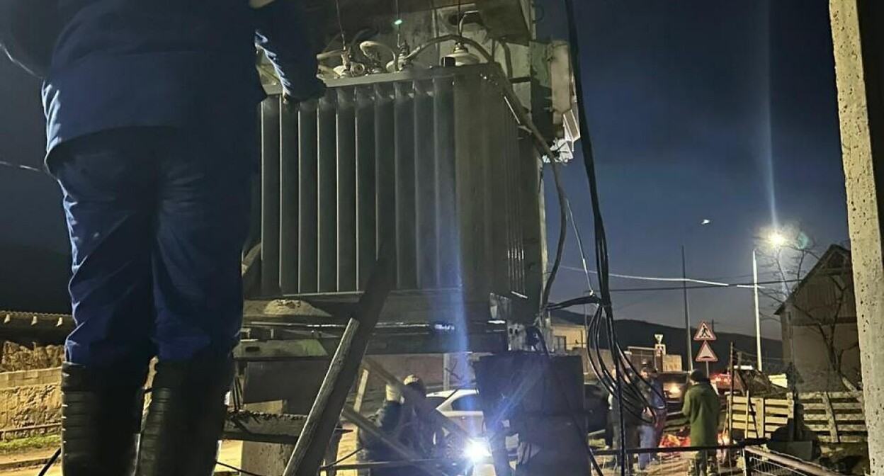 Устранение неполадок с электричеством. Фото: Администрация Казбековского района