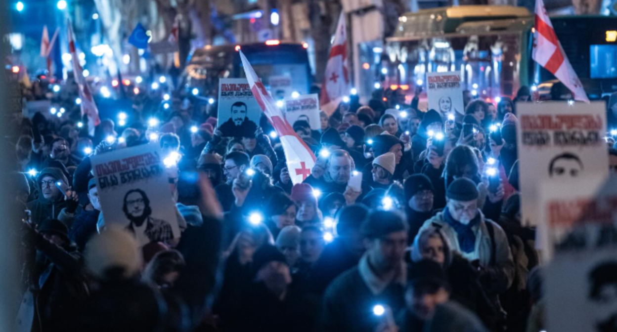 Участники марша. Скриншот фото Publika от 24.01.26, https://www.facebook.com/photo?fbid=1662324585167085&set=pcb.1662324721833738 (деятельность компании Meta, владеющей соцсетью, запрещена в России).