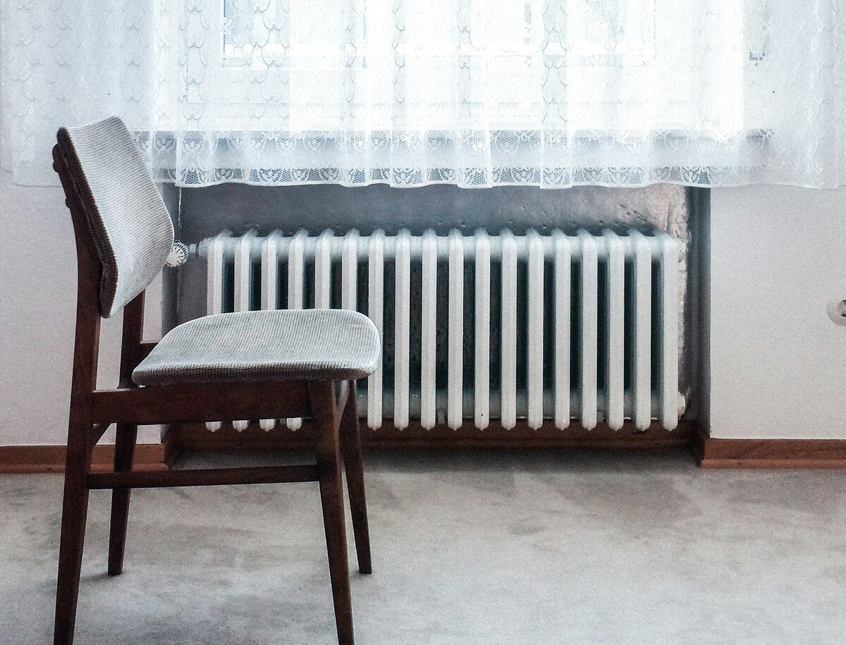 Батарея отопления в комнате. Dominik Kuhn / Unsplash.com Батарея отопления в комнате. Dominik Kuhn / Unsplash.com