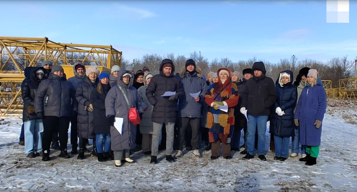 Жители дома ЖК "Адмиралтейский" в Красноармейском районе жалуются на строительство высотки. Фото: "Волгоград Онлайн" / https://v1.ru/text/gorod/2026/01/27/76234803/