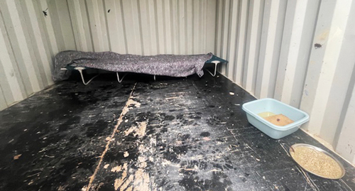 Контейнер, символизирующий тюремную камеру Вагифгызы. 28 января 2026 г. Фото предоставлено "Кавказскому узлу" одним из участников акции