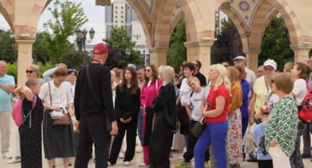 Туристы в Чечне. Скриншот фото https://guidego.ru/excursion/6802b695347bfabdf98484c8/.