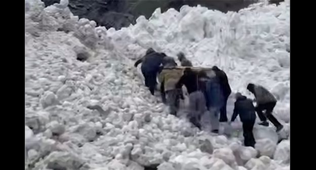 Жители горного села несут покойного. 4 февраля 2026 г. Скриншот видео https://t.me/mash_gor/9844