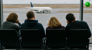 Пассажиры в ожидании рейса. Иллюстрация создана «Кавказским узлом» с помощью ИИ в программе Copilot