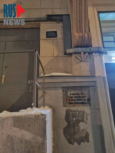 Новая мемориальная табличка на доме Анны Политковской. Фото: RusNews https://t.me/rusnews/80203