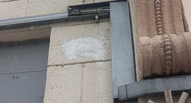 Неизвестные уничтожили десятую временную табличку на доме Политковской. 11 февраля 2026 г. Фото: https://t.me/rusnews/80268?single 