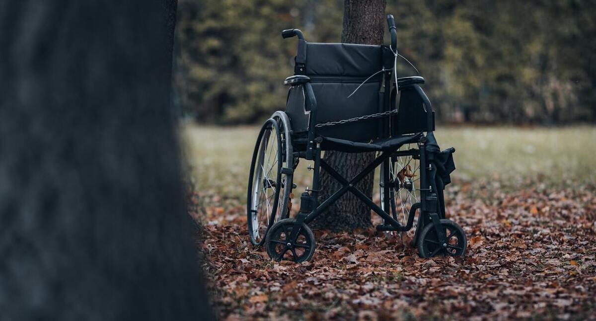 Инвалидная коляска. Фото: Georgi Kalaydzhiev / Unsplash.com