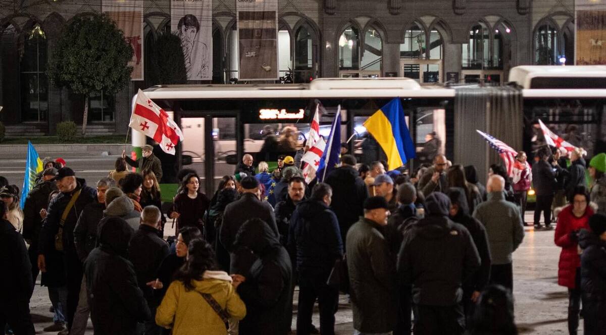 Протестующие на проспекте Руставели. Фото: Mindia Gabadze / Publika Протестующие на проспекте Руставели. Фото: Mindia Gabadze / Publika