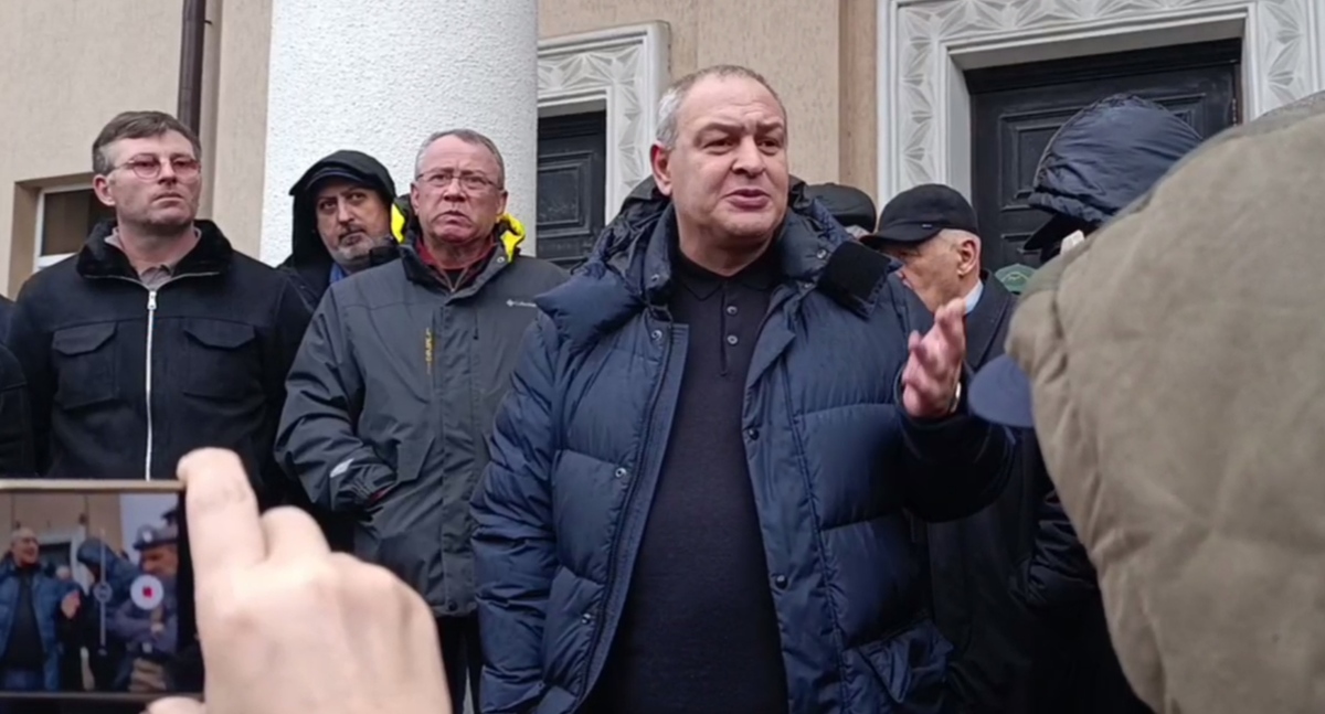 Участники схода оппозиции в Сухуме. 23 февраля 2026 года. Кадр видео из телеграм-канала "Газета.abh" https://t.me/gazetaabg/16292