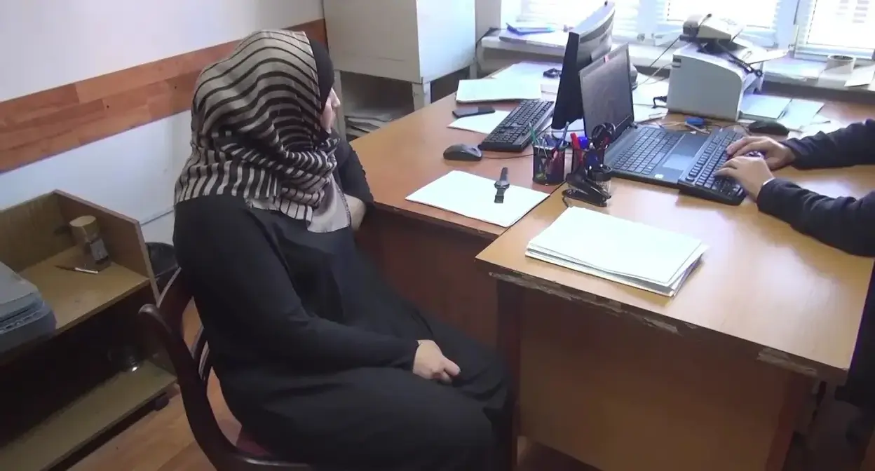 Уроженка Дагестана, чье дело помощи сирийским боевикам перенесено на 2032 г. 25 февраля 2026 г. Фото: https://riadagestan.ru/news/investigation_and_courts/vosem_let_tyurmy_poluchila_urozhenka_dagestana_za_pomosch_terroristam