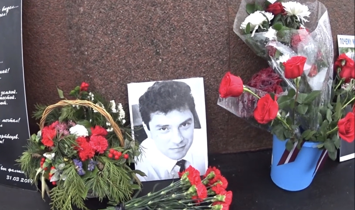 Фото Бориса Немцова на Большом Москворецком мосту. Стоп-кадр видео styazshkin / YouTube Фото Бориса Немцова на Большом Москворецком мосту. Стоп-кадр видео styazshkin / YouTube