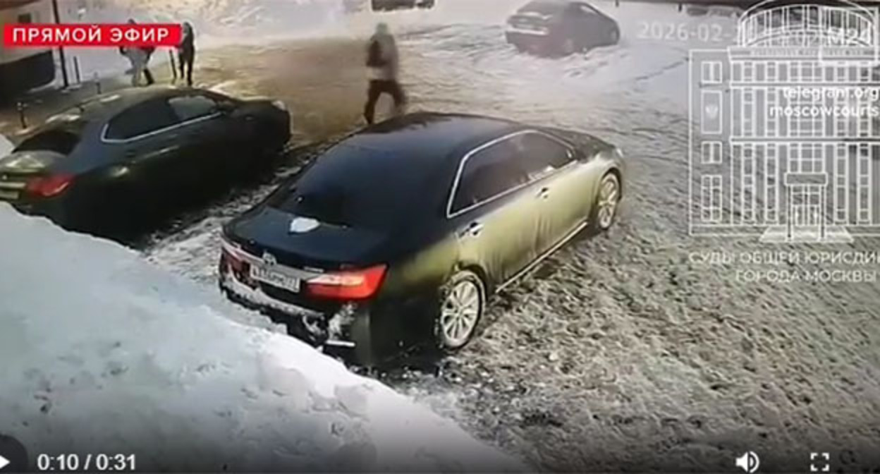 Кадр видео побега Шамиля Алиева. 26 февраля 2026 г. Скриншот видео: Суды общей юрисдикции города Москвы