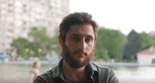 Нурлан Гахраманлы. Фото с сайта Meydan TV https://www.meydan.tv/ru/article/po-delu-mejdan-tv-zaderzhan-zhurnalist-nurlan-libre/