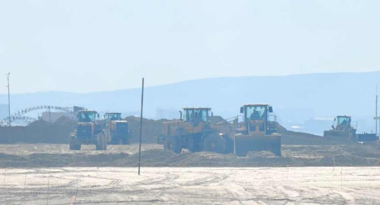 Работы на пляже. Скриншот фото Юрия Озаровского от 08.03.26, https://t.me/MoreOz/118365?single.