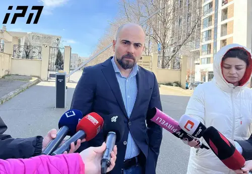 Георгий Канделаки после опроса СГБ. Тбилиси, 8 марта 2026 года. Фото: "Интерпрессньюс" https://www.interpressnews.ge/ru/article/173649-georgii-kandelaki-ochevidno-chto-vliianie-islamskoi-respubliki-iran-k-sozhaleniiu-zashlo-ochen-daleko-imenno-eto-trebuet-reagirovaniia-a-ne-publichno-izvestnye-fakty