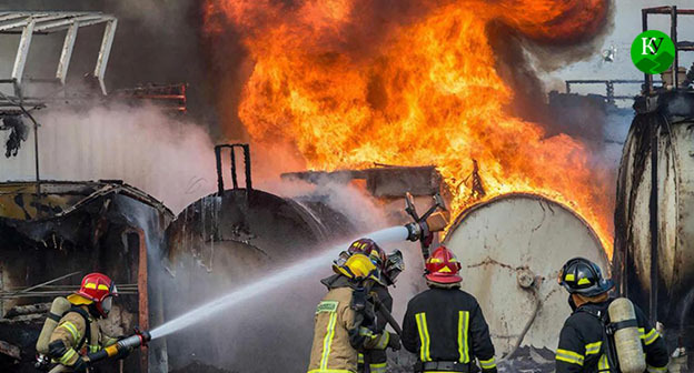 Тушение пожара. Иллюстрация создана "Кавказским узлом" при помощи ИИ в программе Copilot