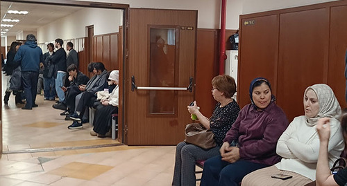 Родственники осужденных в коридоре суда. 12 марта 2026 г. Фото корреспондента "Кавказского узла"