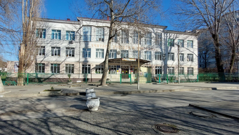 Школа №5 в Анапе. Скриншот фото с сервиса "Яндекс.Карты" https://yandex.com/maps/org/srednyaya_obshcheobrazovatelnaya_shkola_5_imeni_k_solovyanovoy/1801834090/panorama/?ll=37.332636%2C44.901535&panorama%5Bdirection%5D=72.100000%2C10.000000&panorama%5Bfull%5D=true&panorama%5Bpoint%5D=37.331985%2C44.901370&panorama%5Bspan%5D=117.585778%2C60.000000&z=16