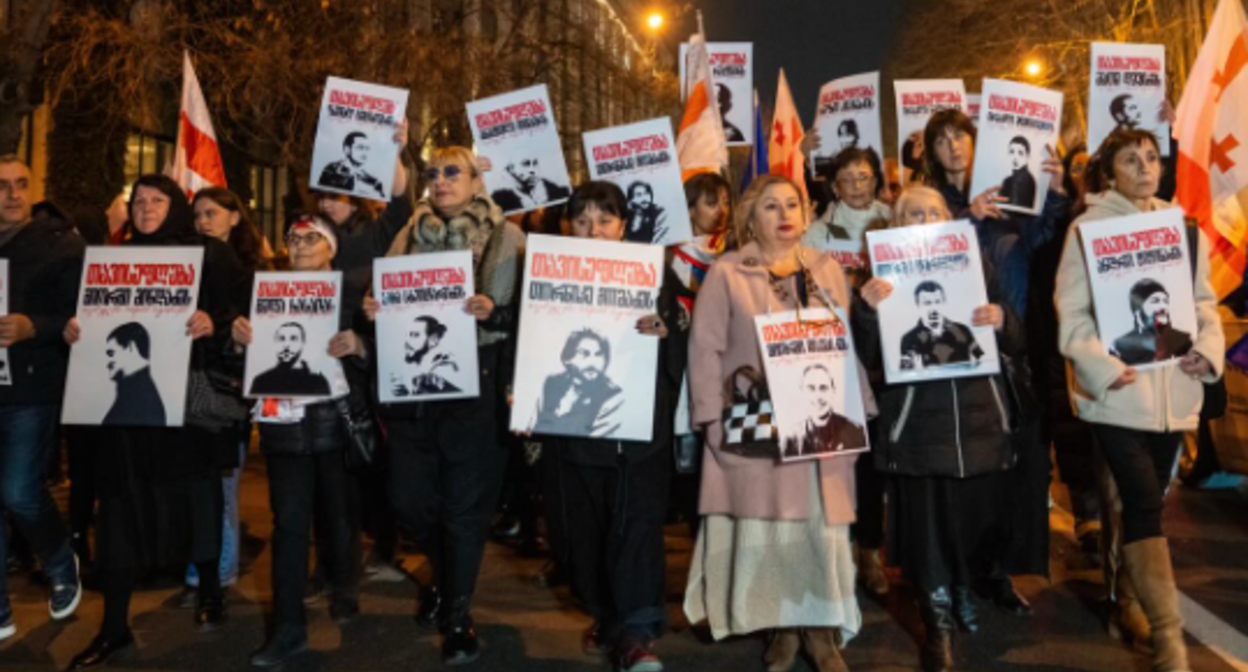 Участники шествия с портретами политзаключенных. Скриншот фото Publika от 14.03.26, https://www.facebook.com/photo?fbid=1705536594179217&set=pb.100041686795244.-2207520000 (деятельность компании Meta, владеющей соцсетью, запрещена в России).