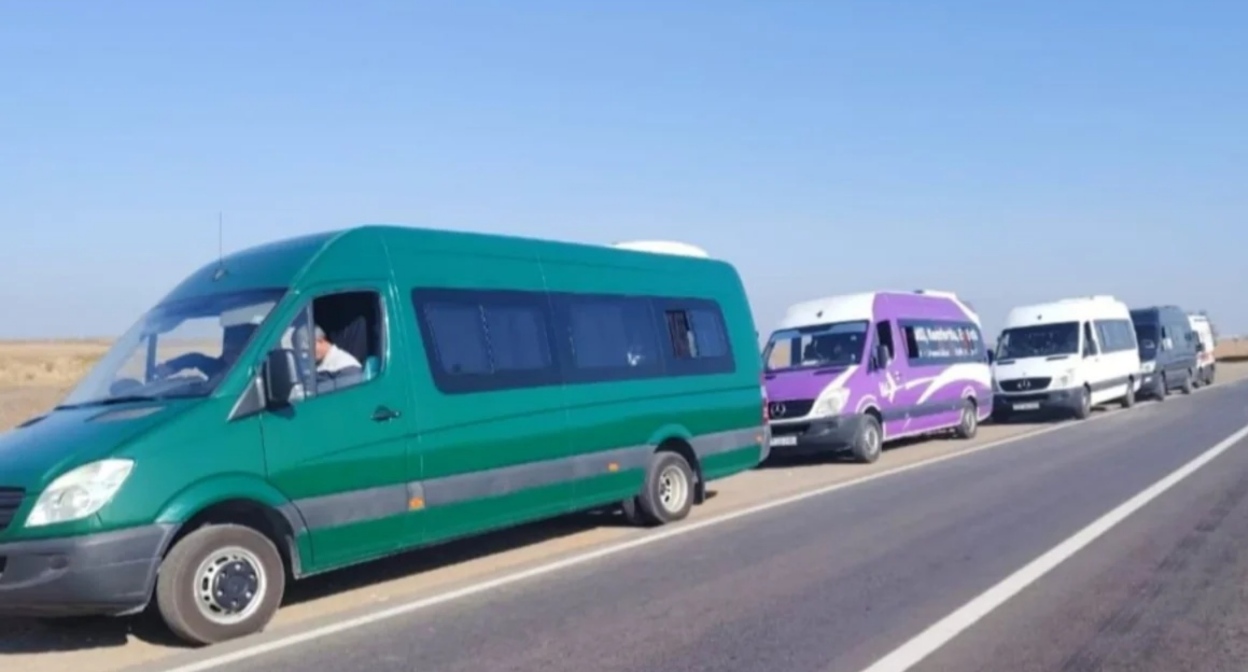 Автобусы с переселенцами. Фото: Oxu.az https://oxu.az/ru/obshestvo/v-selo-hanoba-hodzhavendskogo-rajona-vozvrashaetsya-pervaya-gruppa-pereselencev